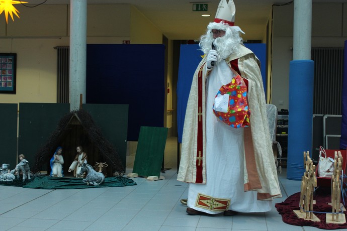 Das Foto zeigt den Nikolaus im Forum der Brückenschule.