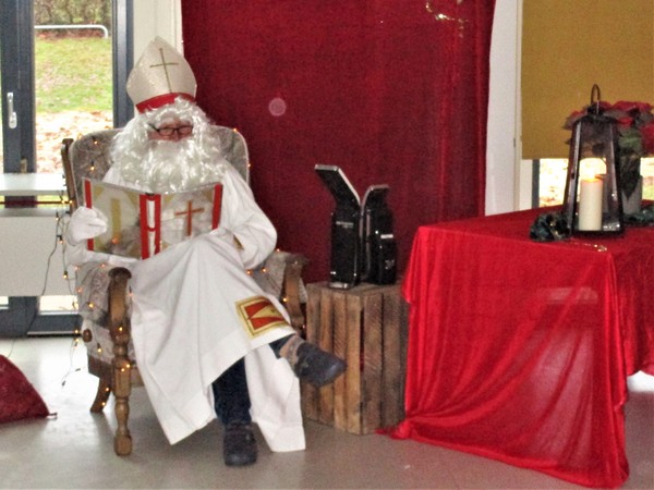 Das Bild zeigt den Nikolaus in der Brückenschule.