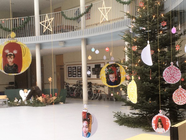 Das Bild zeigt das Forum mit vielen persönlich gestalteten Weihnachtskugeln.