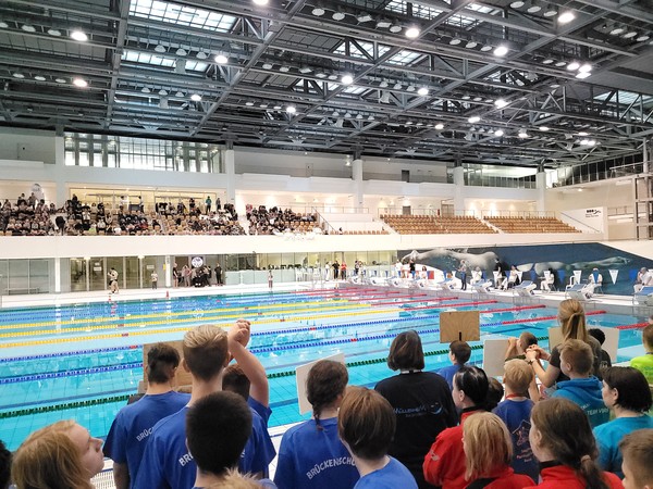 In der Olympiahalle stellen sich alle Mannschaften auf