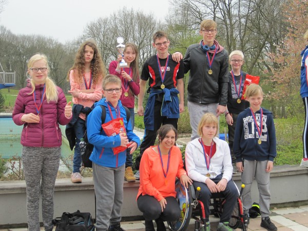 Ein Foto zeigt die Schwimmerriege der Brückenschule.