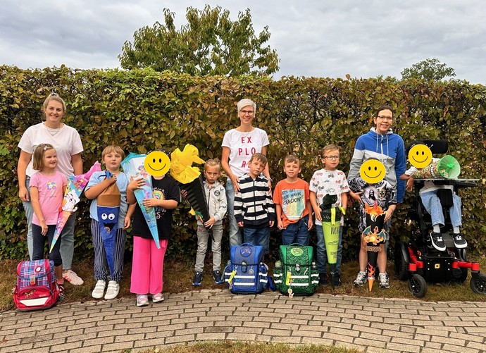 Das Foto zeigt die Mitarbeiter:innen und Schüler:innen der neuen Eingangsklasse 2025.26. Das Foto zeigt die Mitarbeiter:innen und Schüler:innen der neuen Eingangsklasse 2025.26.