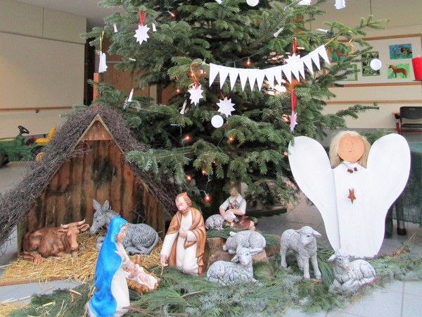 Ein Foto zeigt die Krippe und den Weihnachtsbaum der Brückenschule.