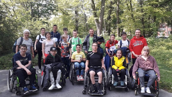 Ein Foto zeigt die erfolgreichen Leichtathleten der Brückenschule.