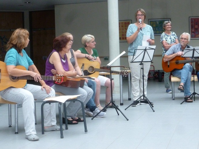 Ein Foto zeigt die neue Schulleiterin Frau Demes bei der Begrüßung der neuen Schüler:innen und Mitarbeiter:innen.