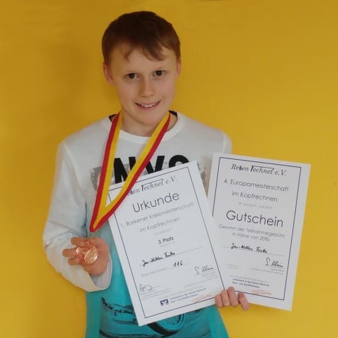 Ein Foto zeigt Jan-Niklas, der sich mit einem tollen Ergebnis für die Europameisterschaft im Kopfrechnen qualifiziert hat.