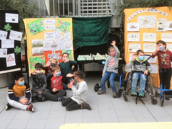 Die Klasse 3b präsentiert ihre Ausstellung zum Thema "Wiese"