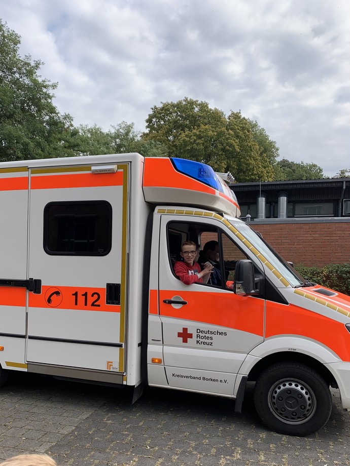 Das Foto zeigt Schüler:innen bei der Probefahrt im Rettungswagen.