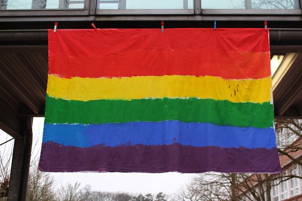 Foto: Gebastelte Fahne an Brücke