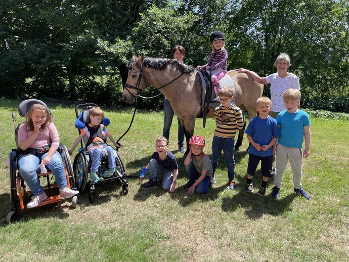 Das Foto zeigt die Klasse E1a mit dem Pferd Lady.