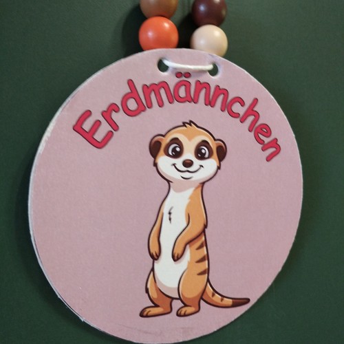 Das Foto zeigt eine Halskette auf der ein Erdmännchen abgebildet ist.
