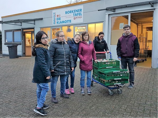 Ein Foto zeigt die Schüler:innen der Brückenschule bei der Übergabe der selbstgebackenen Plätzchen.