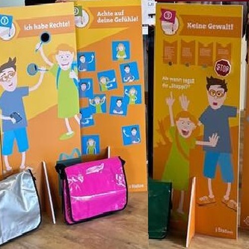 Das Foto zeigt die verschiedenen Stationen auf Stellwänden des Kinderschutzparcours.