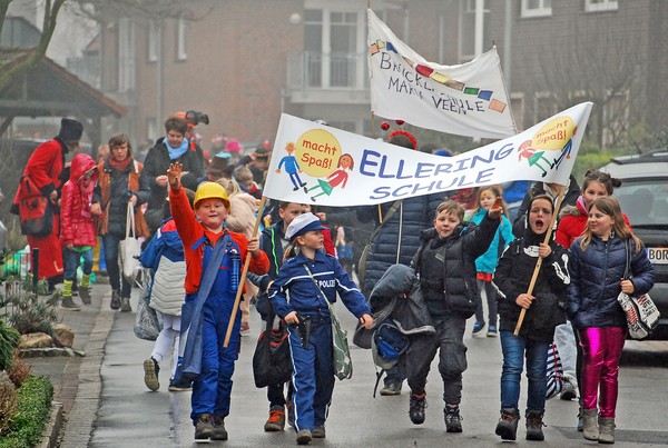Ein Foto zeigt Schüler:innen der Elleringschule und der Brückenschule beim gemeinsamen Karnevalsumzug.