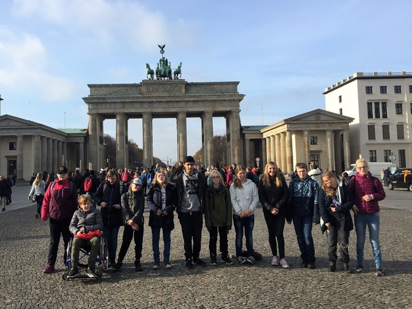 Ein Foto zeigt die Schwimmerriege der Brückenschule vor dem Brandenburger Tor.