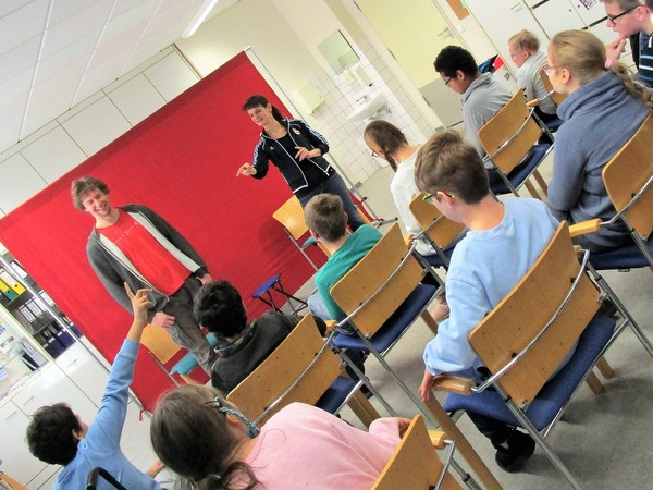 Ein Foto zeigt Brückenschüler:innen, die mit viel Spaß den Schauspieler:innen vom Theaterprojekt "Lilly und Leo" folgen.