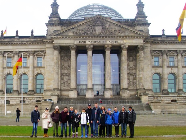 Foto: Die Schwimmerriege besucht nach ihrer erfolgreichen Teilnahme am Wettkampf den Reichstag in Berlin.