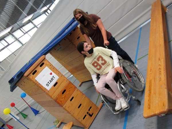 Das Foto zeigt den Start des Rolliparcours in der Turnhalle.