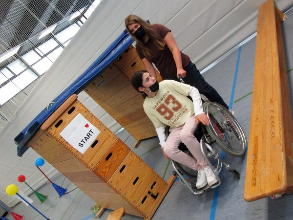 Das Foto zeigt den Start des Rolliparcours in der Turnhalle.