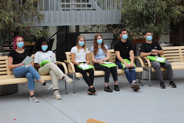 Ein Foto zeigt die Bufdis und FSJ-lerinnen des letzten Schuljahres bei ihrer Verabschiedung.