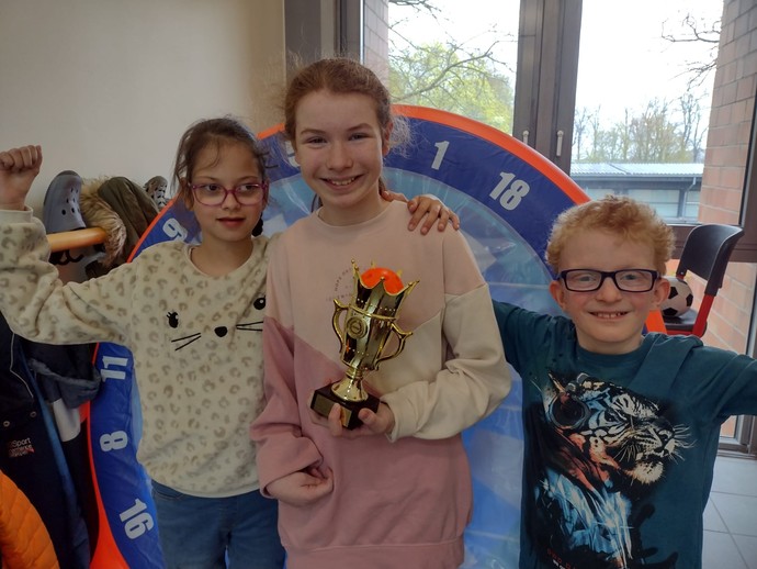 Das Foto zeigt Schüler:innen mit dem Wanderpokal.