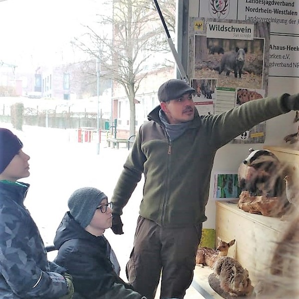 Ein Foto zeigt Brückenschüler:innen, die sich die Tierpräparate zeigen lassen.