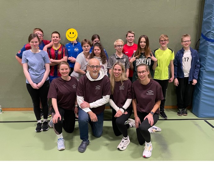 Das Foto zeigt die Lehrkräfte und Schüler:innen der Brückenschule, die nach Hachen gefahren sind.