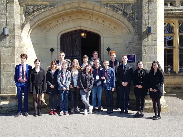 Ein Foto zeigt die Brückenschüler:innen mit ihren Partnerschüler:innen in England.