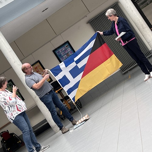 Das Foto zeigt  die Schuleiterin Frau Demes mit den beiden Kolleg:innen , die verabschiedet wurden.