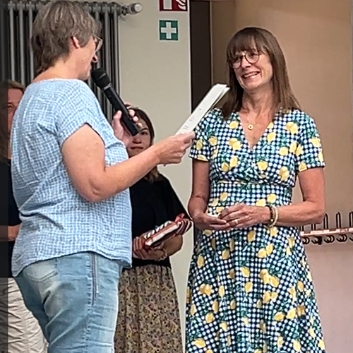 Das Foto zeigt  die Schulleiterin Frau Dr. Demes beim Überreichen der Urkunde. an Frau Neuhaus-Sax.
