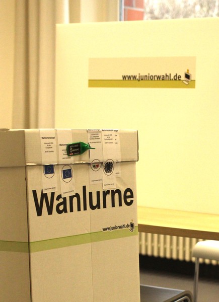 Das Bild zeigt die Wahlurne der Juniorwahl.