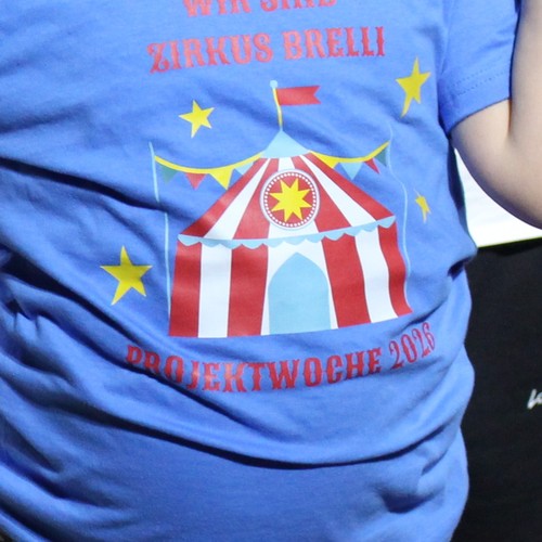 Das Foto zeigt das T-Shirt zum Zirkusprojekt mit der Aufschrift: Wir sind Zirkus Brelli.
