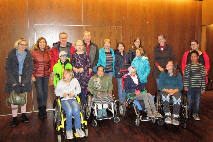 Foto; Die Schüler:innen und Eltern der Klasse 5a besuchen das Theaterstück "Pettersson und Findus".