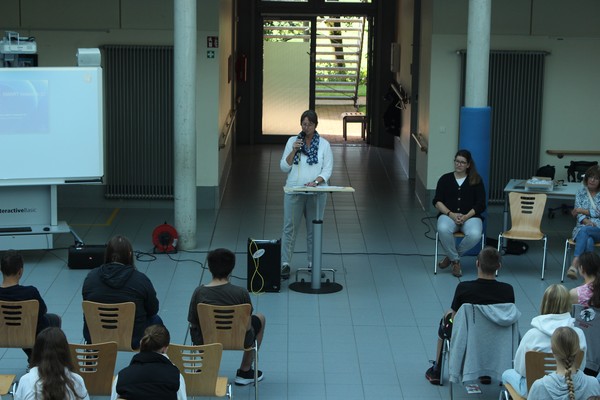 Das Foto zeigt die Begrüßung durch Frau Dr. Demes im Forum der Brückenschule.