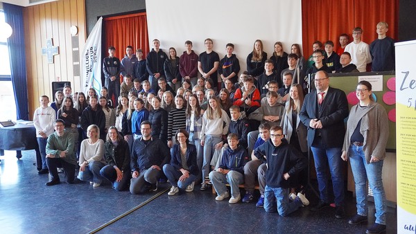 Das Foto zeigt die Teilnehmer:innen bei der Vergabe der Zertifikate.