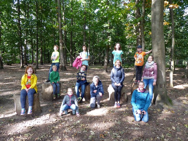 Ein Gruppenfoto zeigt die Klasse 4a bei ihrem Ausflug zum Niedrigseilgarten in Reken.