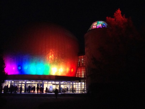 Ein Foto zeigt das Planetarium, in dem die Siegerehrung und die Disco stattfanden.