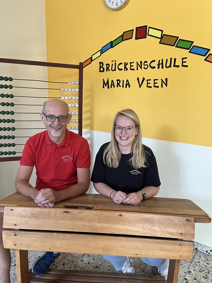 Das Bild zeigt die Verbindungslehrer:innen  Helge Kramer und Julia Adrian