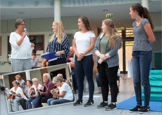 Eine Fotocollage zeigt die Begrüßung der neuen freiwilligen Helfer im Bundesfreiwilligendienst und im Freiwilligen Sozialen Jahr mit viel Musik.