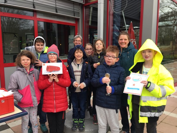 Ein Foto zeigt die stolze Schwimmerriege der Brückenschule mit ihrer Urkunde.